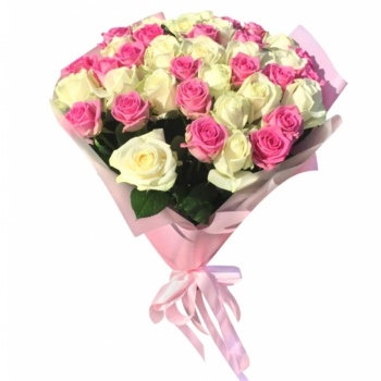 Букет из 55 розовых и белых роз