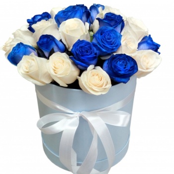 Букет из синих и белых роз в коробке