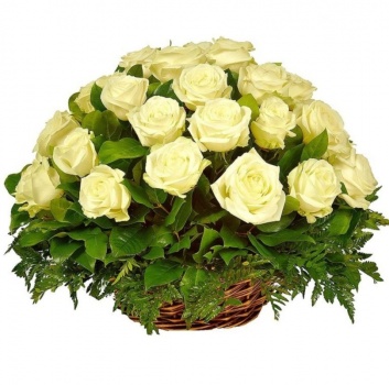 Корзина из 35 белых роз с зеленью