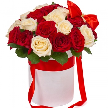 Красные и белые розы в коробке