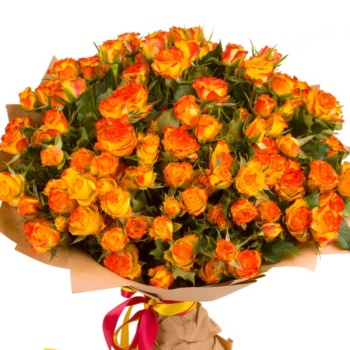 Букет из 25 кустовых оранжевых роз