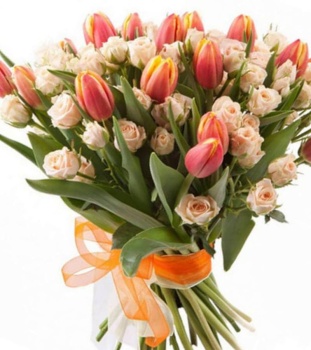 Букет из тюльпанов и кустовой розы "Весеннее настроение"